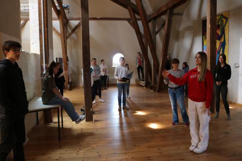 die jungen Sängerinnen und Sänger der Young Voices Brandenburg bewegen sich während der Probe im Raum